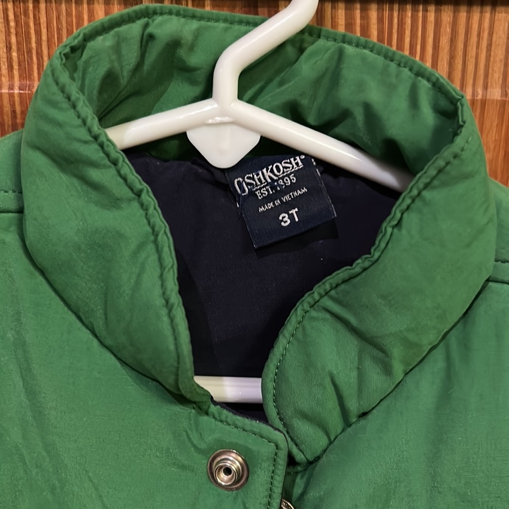 Oshkosh vest in size 3T green and navy - Picture 2 of 5